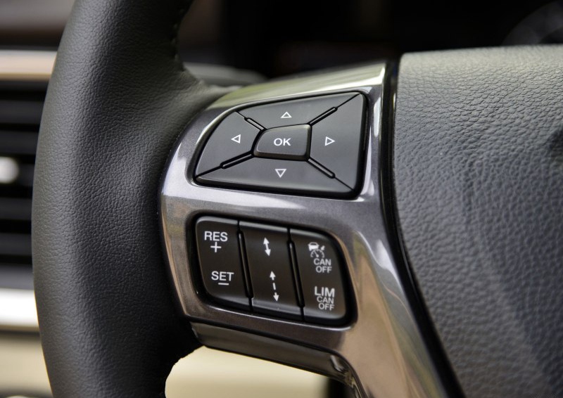 撼路者 2016款 2.0T 汽油自动四驱旗舰版中控方向盘图片