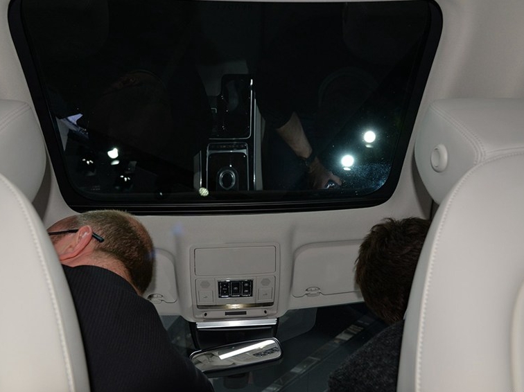 捷豹XE 2015款 XE 2.0T 240PS R-SPORT车厢座椅图片