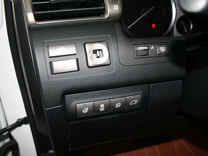 雷克萨斯LX 2013款 570中控方向盘图片