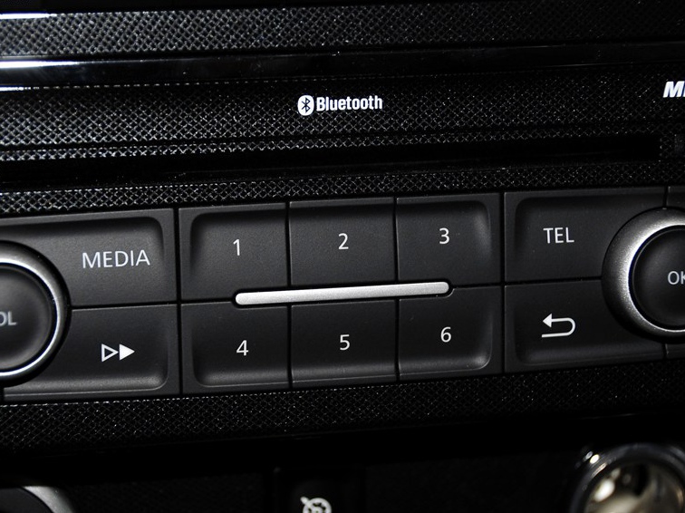 科雷傲 2014款 改款 2.0L 两驱时尚版中控方向盘图片