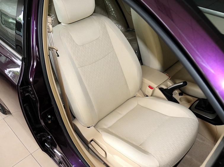 莲花L5 2012款 Sportback 1.8L 手动风尚版车厢座椅图片