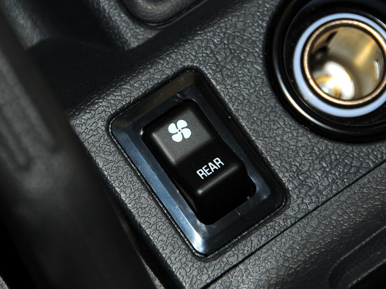 黑金刚 2013款 2.2L 手动四驱标准型中控方向盘图片