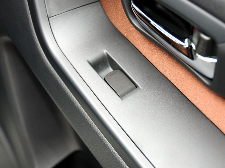 天语 SX4 2013款 酷锐 1.6L 手动灵动型车厢座椅图片