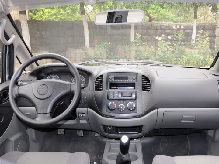 菱智 2013款 V3 1.5L 7座舒适型中控方向盘图片
