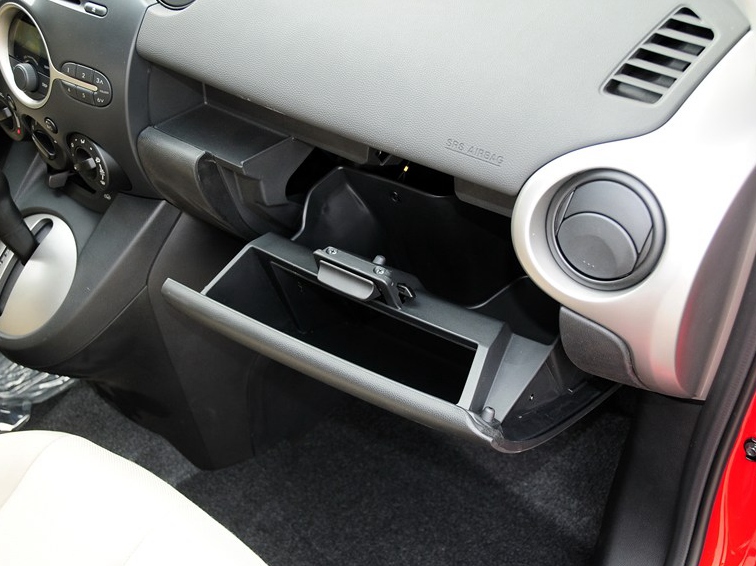马自达2 2012款 两厢炫动 1.3L 自动标准版中控方向盘图片