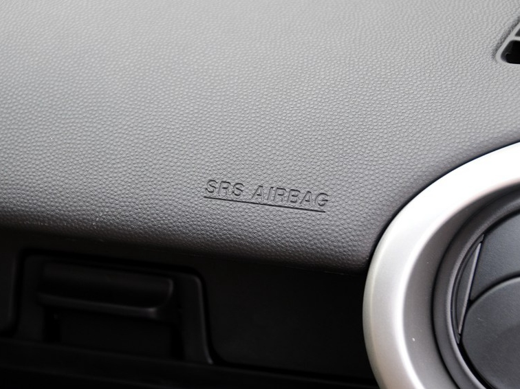 马自达2 2012款 两厢炫动 1.3L 自动标准版中控方向盘图片
