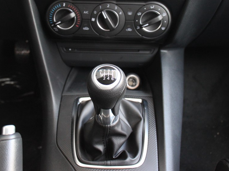 马自达3 Axela昂克赛拉 2014款 三厢 1.5L 手动舒适型中控方向盘图片