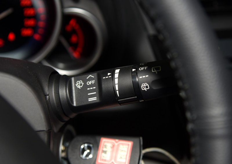 睿翼 2015款 轿跑 2.0L 自动精英版中控方向盘图片