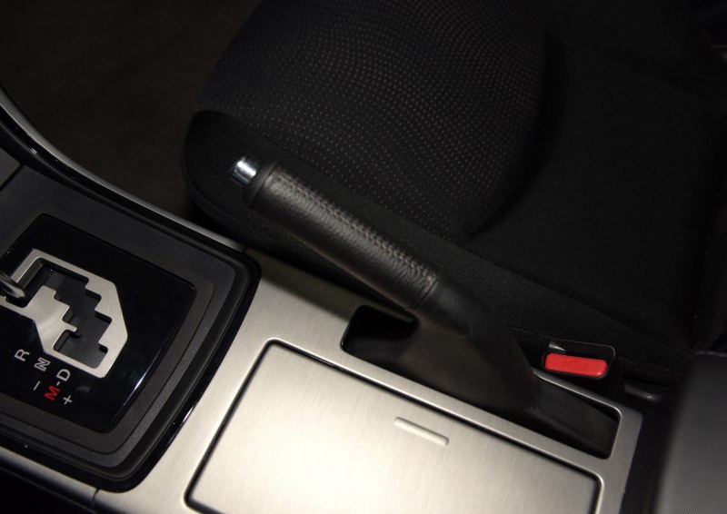 睿翼 2015款 轿跑 2.0L 自动精英版中控方向盘图片