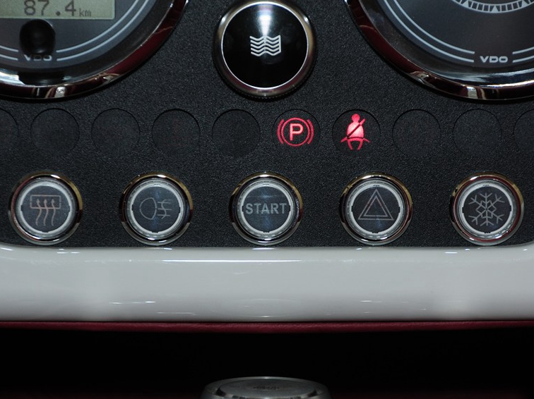 摩根Plus 8 2013款 4.8L 标准型中控方向盘图片