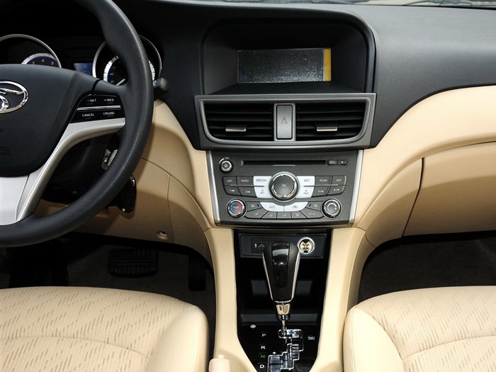 V5菱致 2012款 1.5L CVT舒适型中控方向盘图片