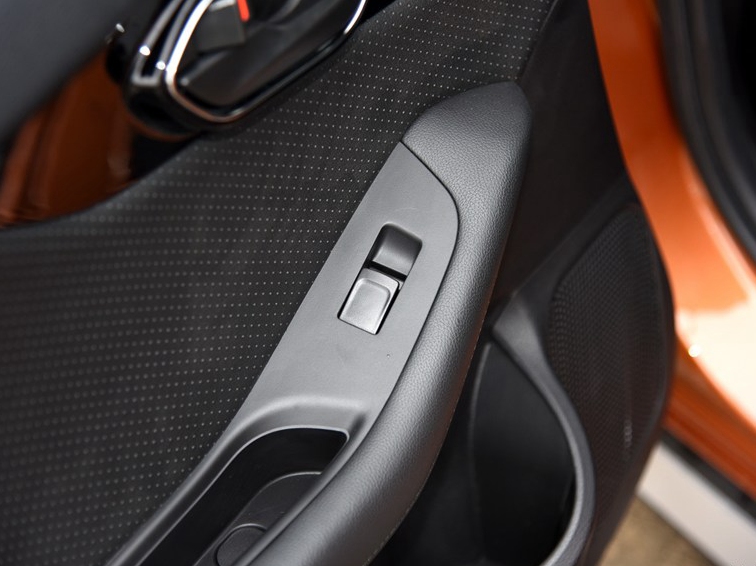 V6菱仕 2015款 CROSS 1.5L CVT智趣型车厢座椅图片