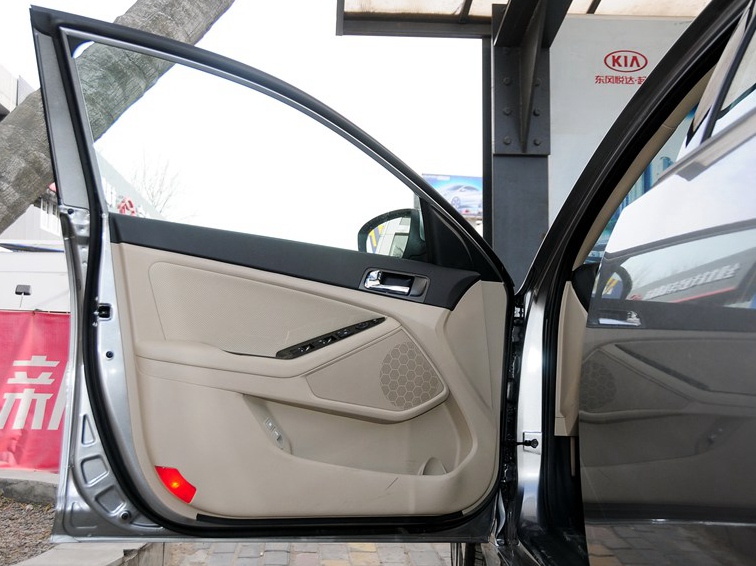 起亚K5 2014款 2.0L AT LUXURY车厢座椅图片