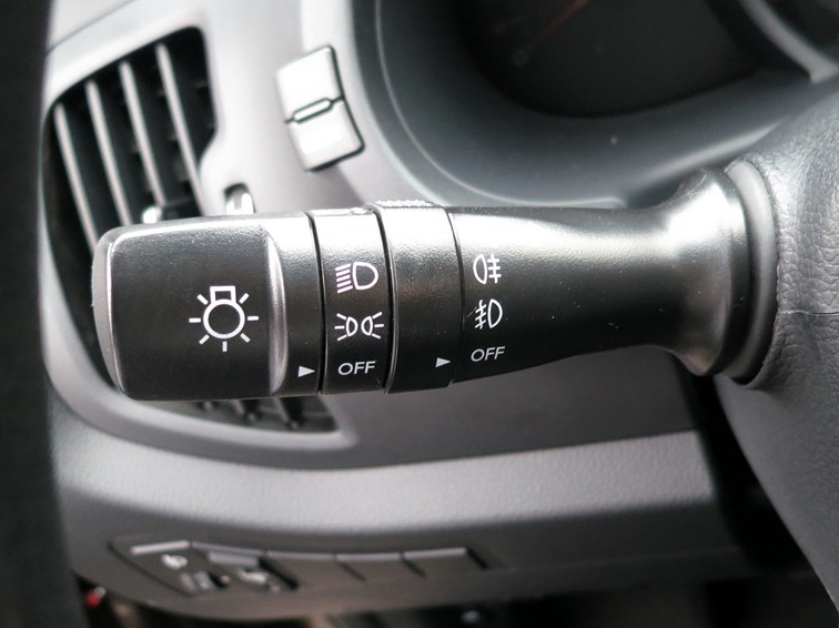 智跑 2014款 2.0L 手动两驱版GL中控方向盘图片