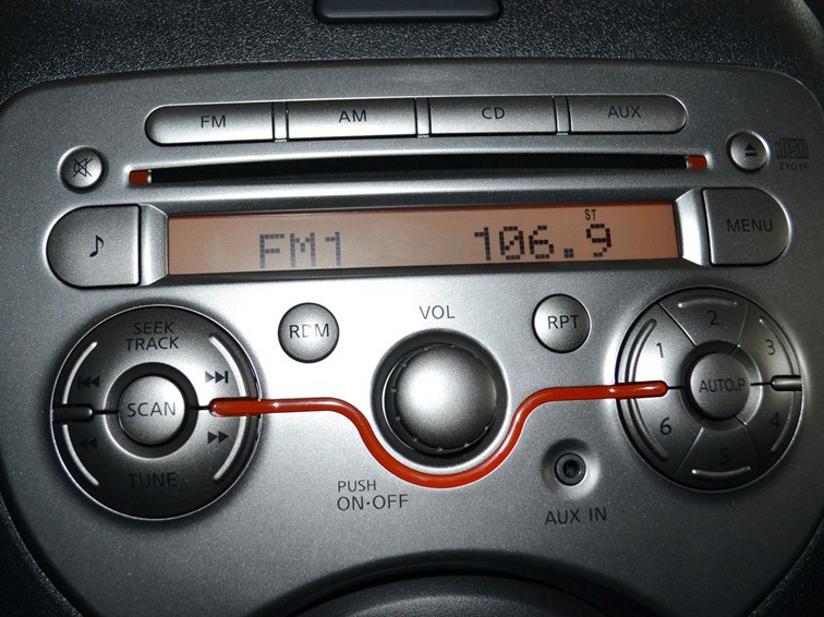 玛驰 2010款 1.5L 手动易型版中控方向盘图片