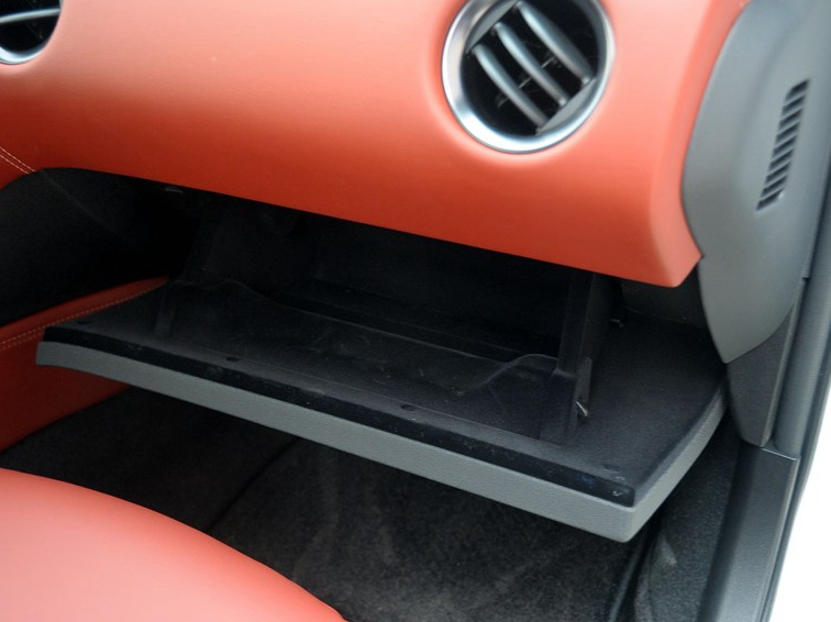 日产GT-R 2015款 3.8T 豪华棕红内饰版中控方向盘图片