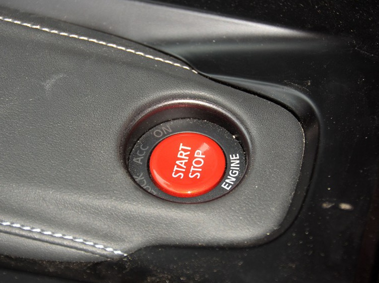 日产GT-R 2015款 3.8T 豪华棕红内饰版中控方向盘图片
