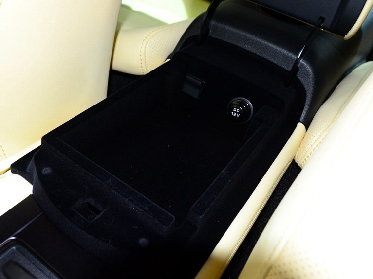 日产GT-R 2015款 3.8T 时尚米白内饰版车厢座椅图片