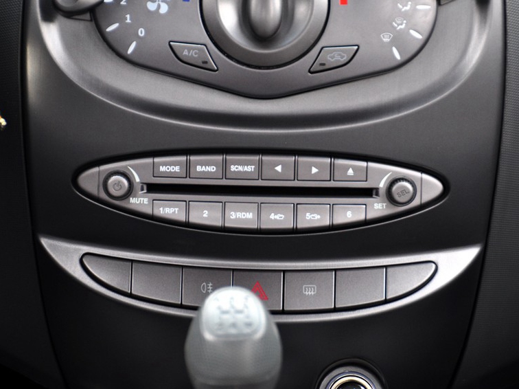 瑞麒M5 2010款 1.3L 手动豪华型中控方向盘图片