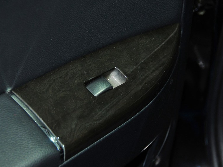 三菱戈蓝 2012款 2.0L 铭仕版车厢座椅图片