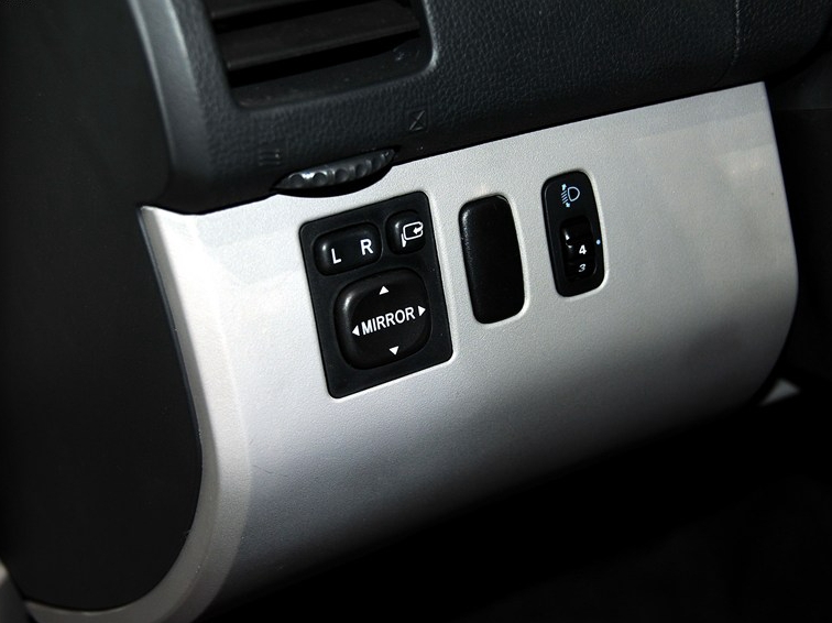 帕杰罗·劲畅 2013款 2.4L 手动两驱舒适版中控方向盘图片