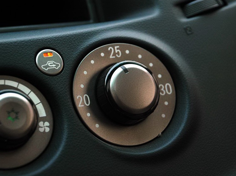 格蓝迪 2009款 2.4 七座舒适版中控方向盘图片