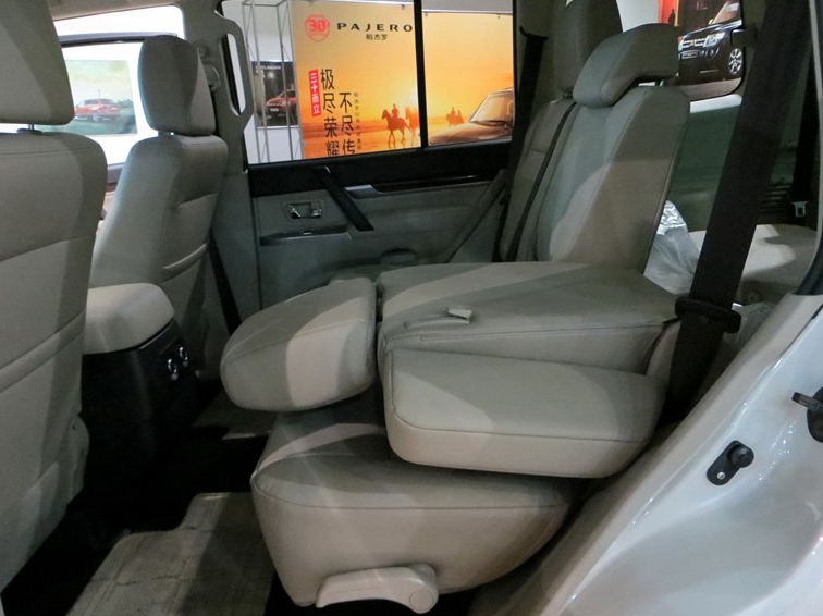 帕杰罗(进口) 2014款 3.0L 豪华版车厢座椅图片
