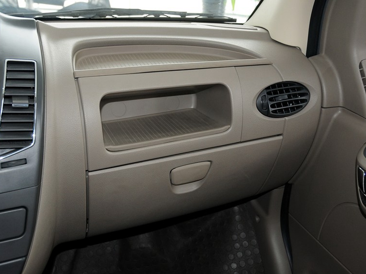 上汽大通V80 2011款 2.5T短轴中顶商杰版中控方向盘图片