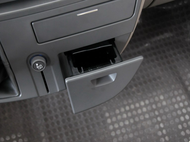 上汽大通V80 2011款 2.5T短轴中顶尊杰版中控方向盘图片