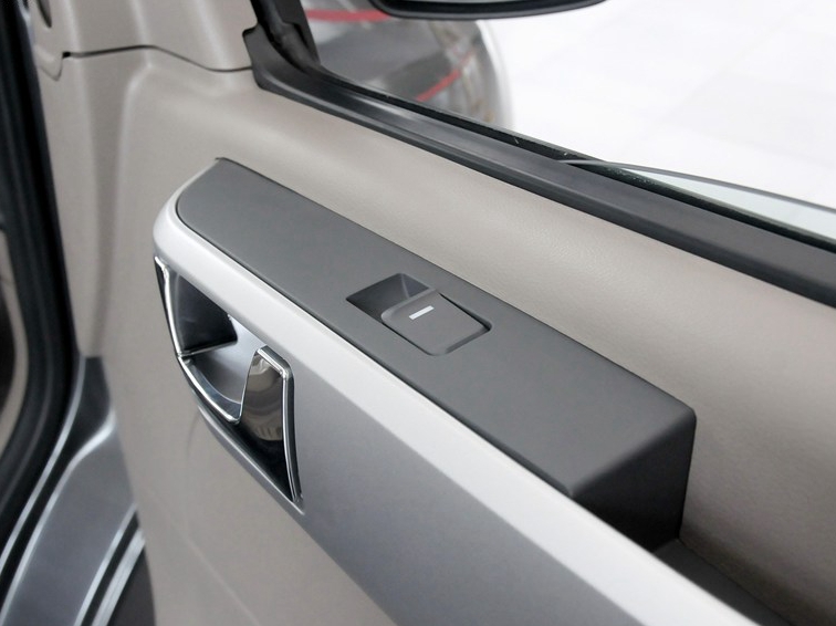 上汽大通V80 2011款 2.5T短轴中顶尊杰版车厢座椅图片