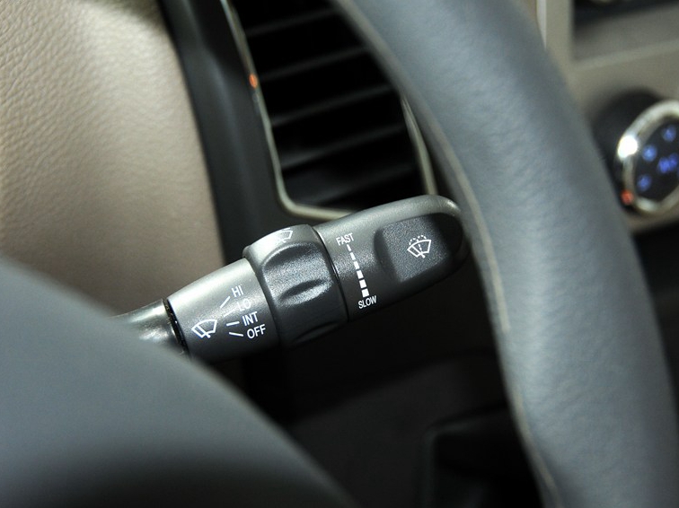上汽大通V80 2011款 2.5T长轴中顶商杰版中控方向盘图片