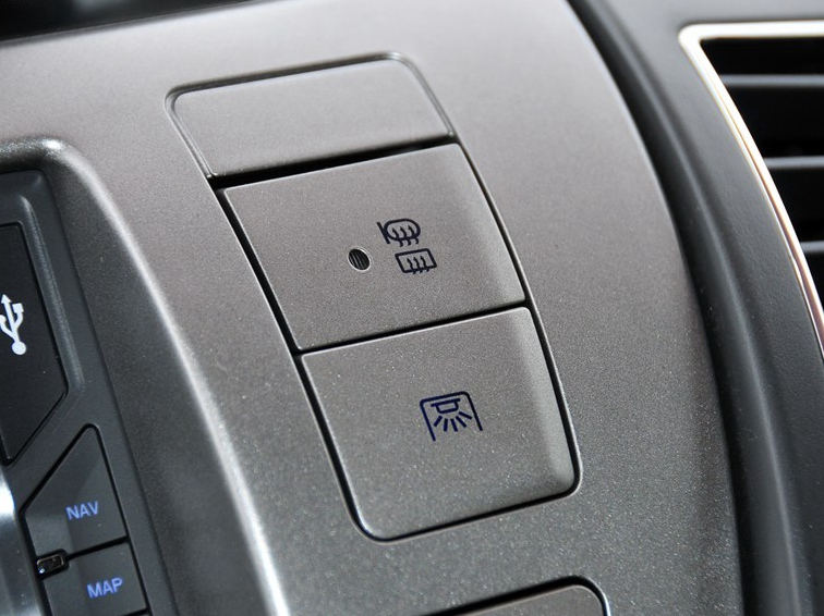 上汽大通V80 2011款 2.5T长轴中顶尊杰版中控方向盘图片