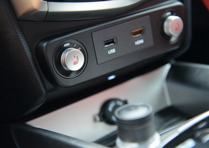 蒂维拉 2015款 1.6L 自动两驱致酷版中控方向盘图片