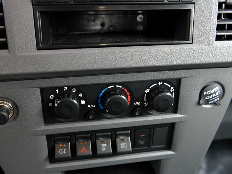 勇士 2008款 2.7L 五门四驱汽油版中控方向盘图片