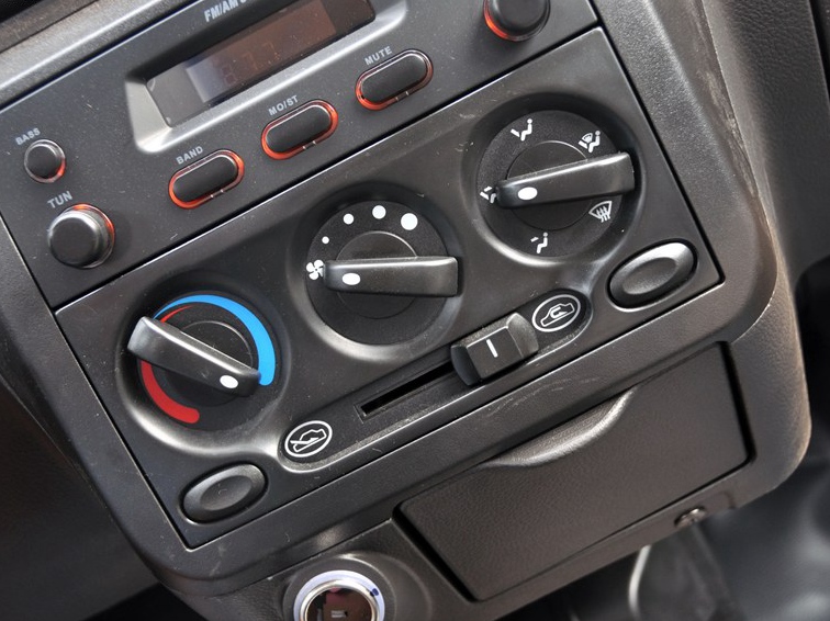 五菱荣光小卡 2012款 1.2l 双排基本型中控方向盘图片