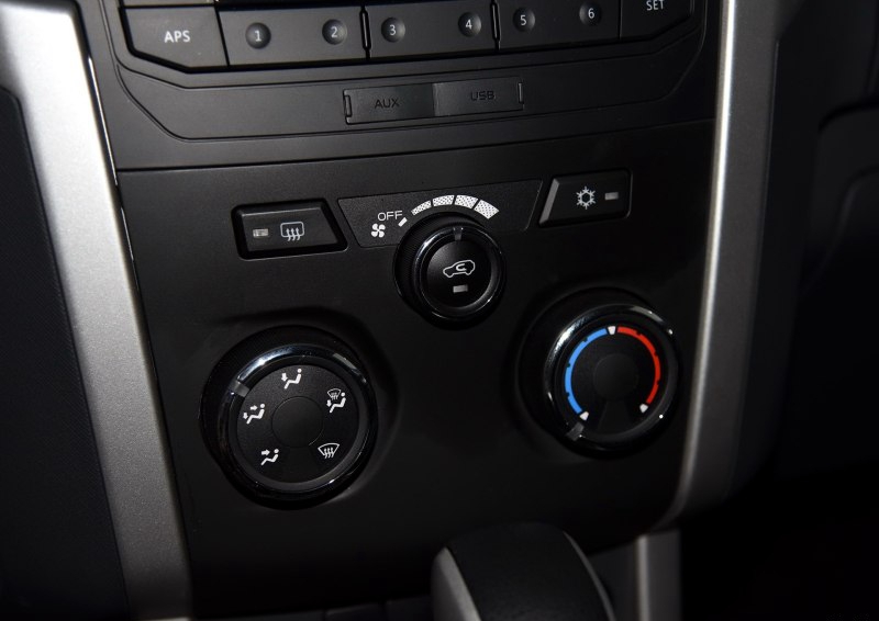 五十铃mu-X 2015款 2.5T 两驱自动畅游型 7座中控方向盘图片