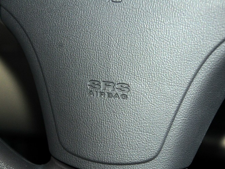悦动 2011款 1.6L 自动舒适型中控方向盘图片