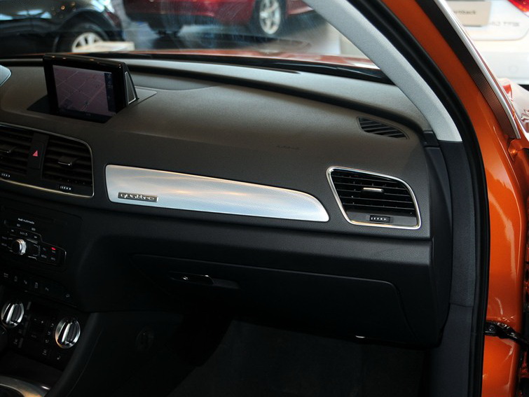 奥迪Q3 2013款 35 TFSI quattro 豪华型中控方向盘图片