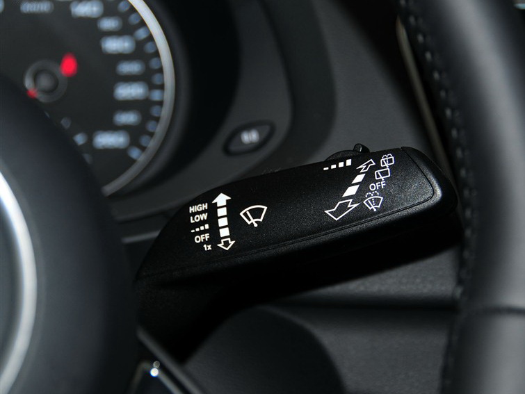 奥迪Q3 2013款 35 TFSI quattro 豪华型中控方向盘图片