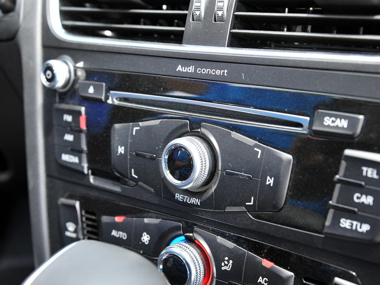 奥迪A4L 2013款 40 TFSI quattro个性运动型中控方向盘图片