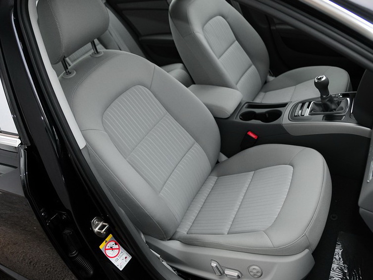 奥迪A4L 2013款 30 TFSI 手动舒适型车厢座椅图片