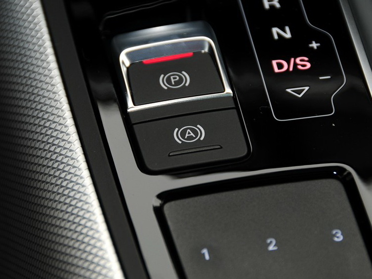 奥迪A6L 2012款 30 FSI 舒适型中控方向盘图片