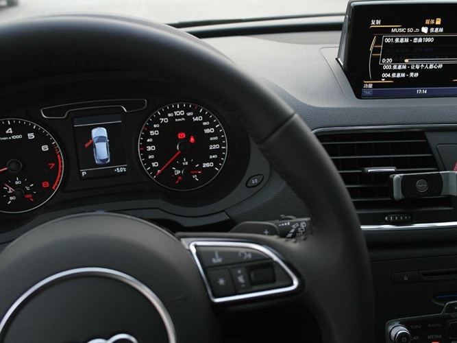 奥迪Q3 2013款 40 TFSI quattro 豪华型中控方向盘图片