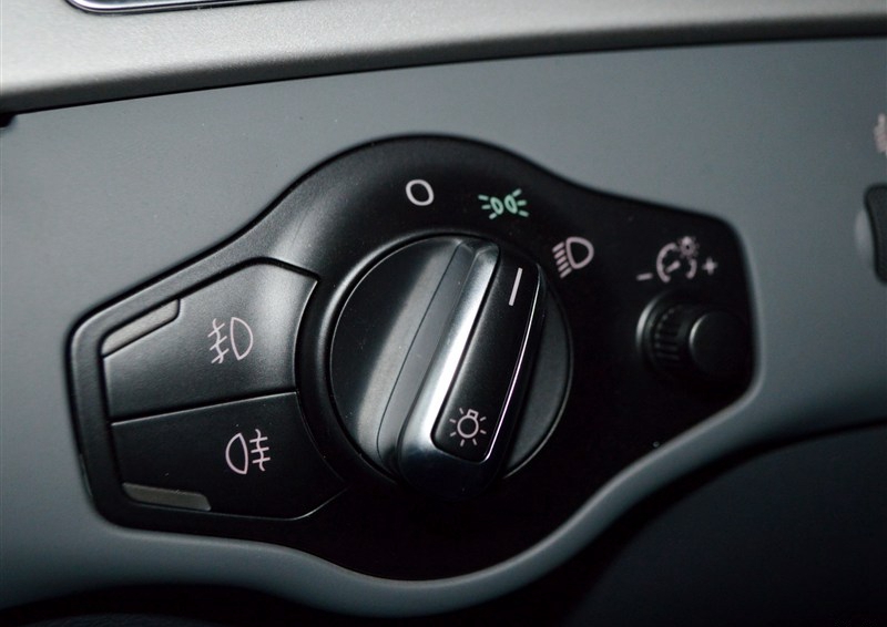 奥迪A4L 2015款 30 TFSI 手动舒适型中控方向盘图片