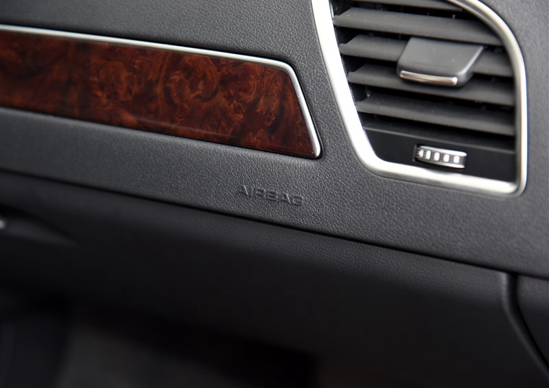 奥迪A4L 2015款 35 TFSI 百万纪念舒享版型中控方向盘图片