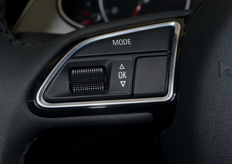 奥迪A4L 2015款 35 TFSI 自动豪华型中控方向盘图片