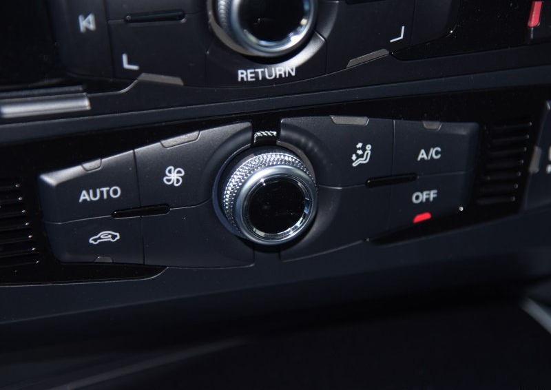 奥迪A4L 2016款 30 TFSI 自动舒适型中控方向盘图片