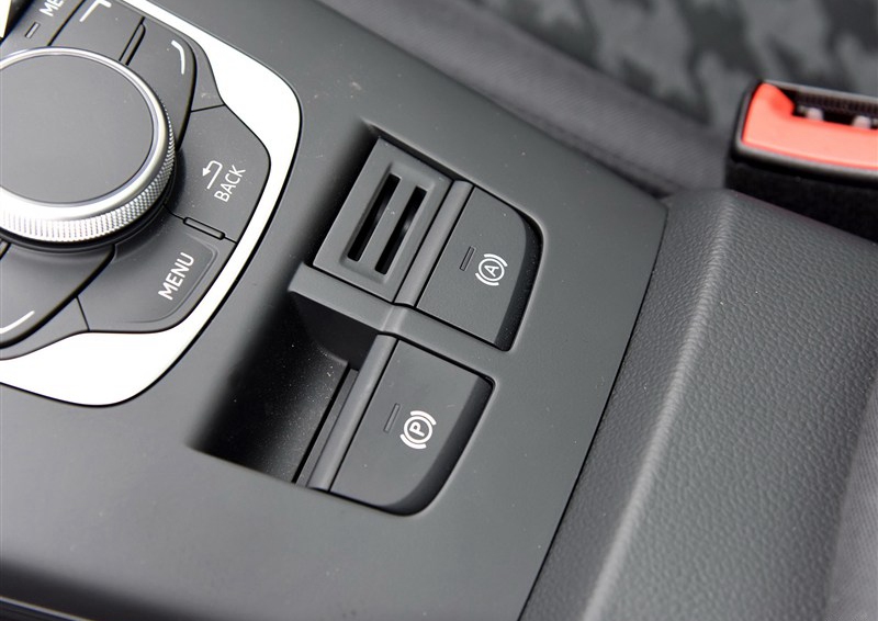奥迪A3 2015款 Sportback 35 TFSI 百万纪念智领型中控方向盘图片
