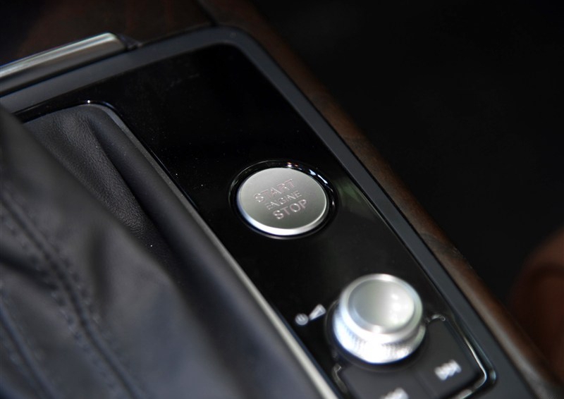 奥迪A6L 2015款 35 FSI quattro 舒适型中控方向盘图片