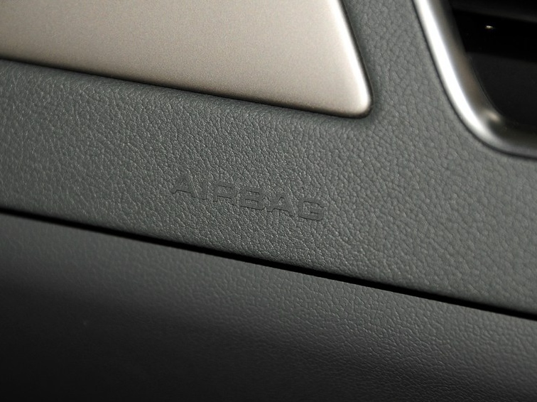 奥迪A4L 2015款 30 TFSI 自动舒适型中控方向盘图片